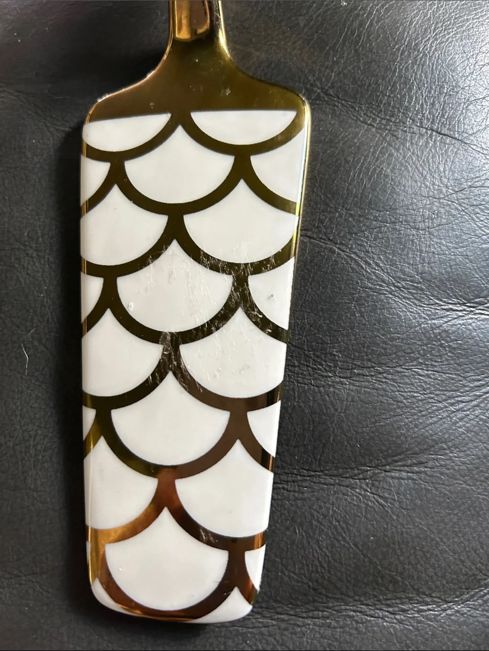 Gold and White Patterned Cake Server - Elegant Kitchen Tool